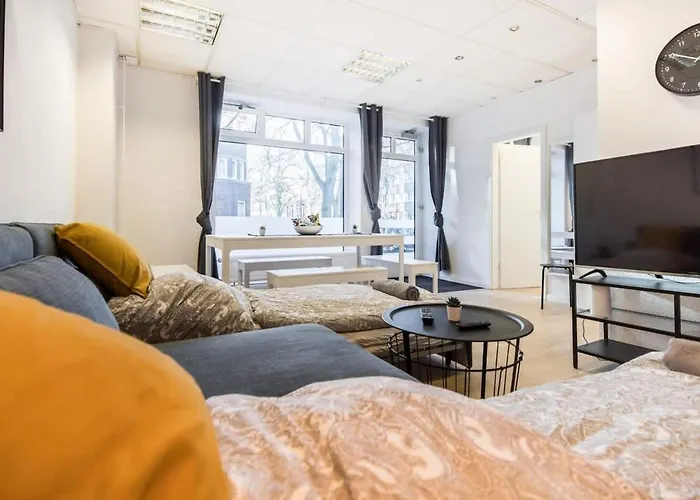 Spacious Two Br Close To Stadtpark And Street Parking