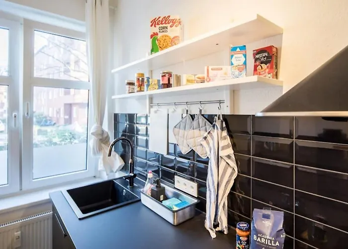 Spacious Two Br Close To Stadtpark And Street Parking