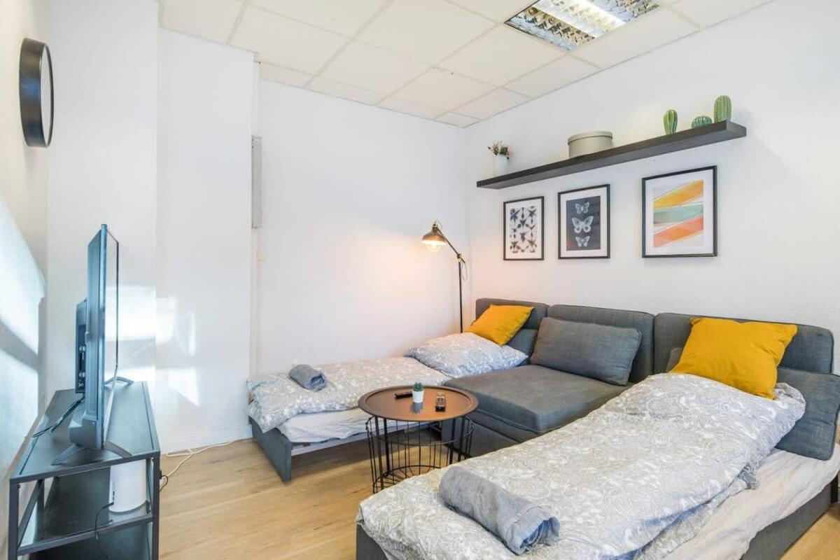 Spacious Two Br Close To Stadtpark And Street Parking *
