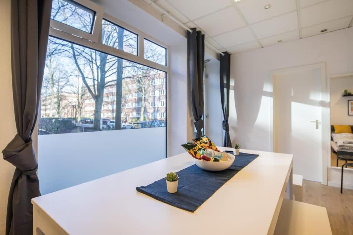 Apartment Spacious Two Br Close To Stadtpark And Street Parking *