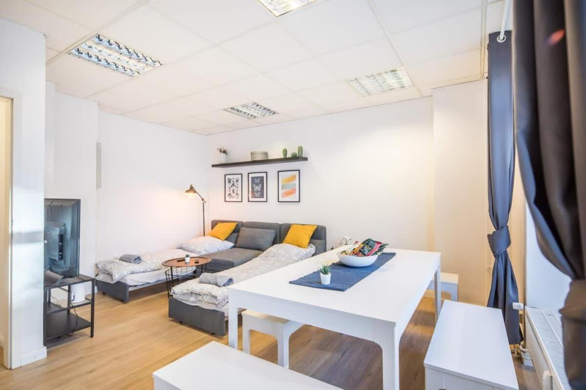 Spacious Two Br Close To Stadtpark And Street Parking Apartment *