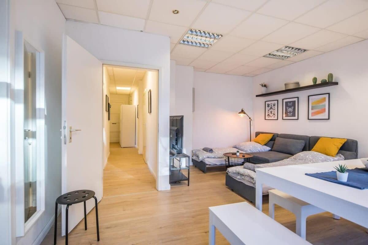 Spacious Two Br Close To Stadtpark And Street Parking Apartment