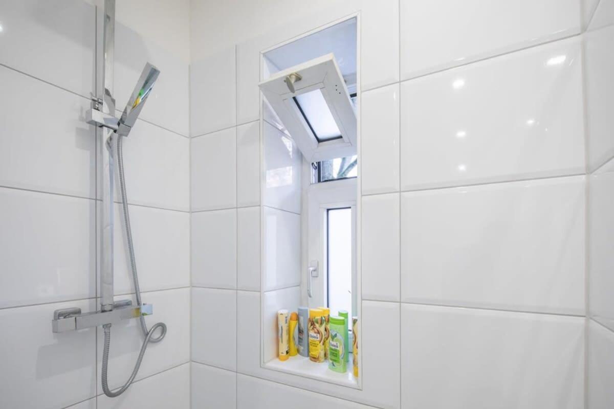 Spacious Two Br Close To Stadtpark And Street Parking *