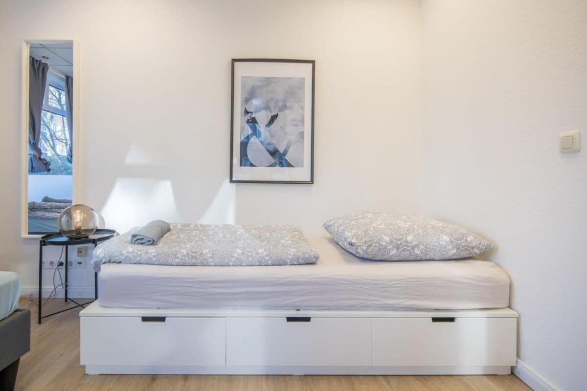 Spacious Two Br Close To Stadtpark And Street Parking *