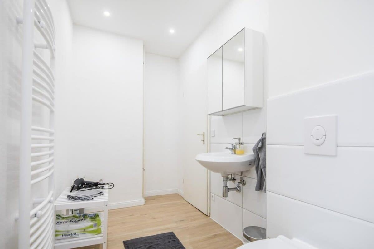 Spacious Two Br Close To Stadtpark And Street Parking Apartment Hamburg